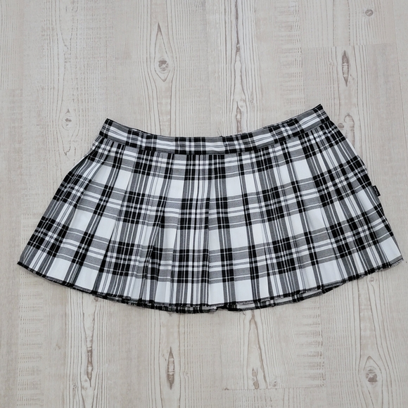Tripp nyc Dresses & Skirts - 90s Y2K Tripp NYC Black and White Plaid Pleated Micro Mini Skirt